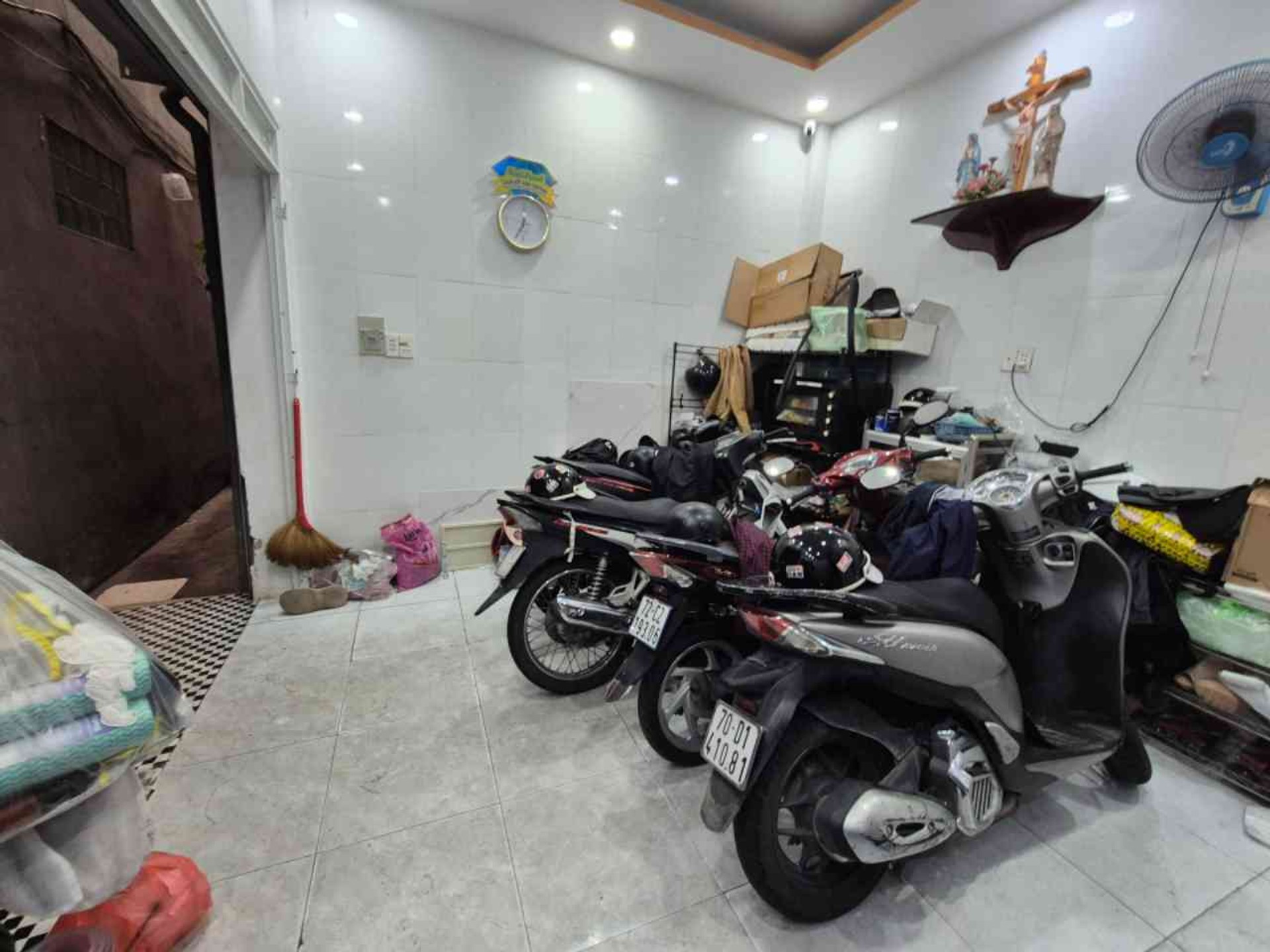 Nhà 3 tầng gần chợ Nguyễn Văn Trỗi, xe hơi đỗ cửa chỉ 4.7 tỷ