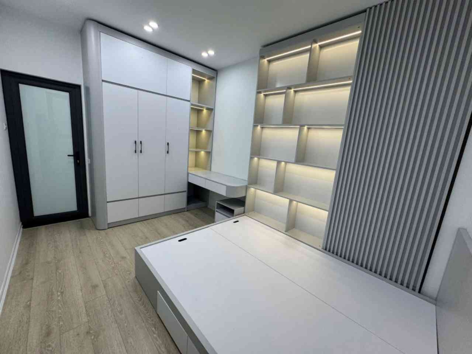 Nhà riêng 4 tầng duyên dáng bên hồ trung tâm Hương Viên