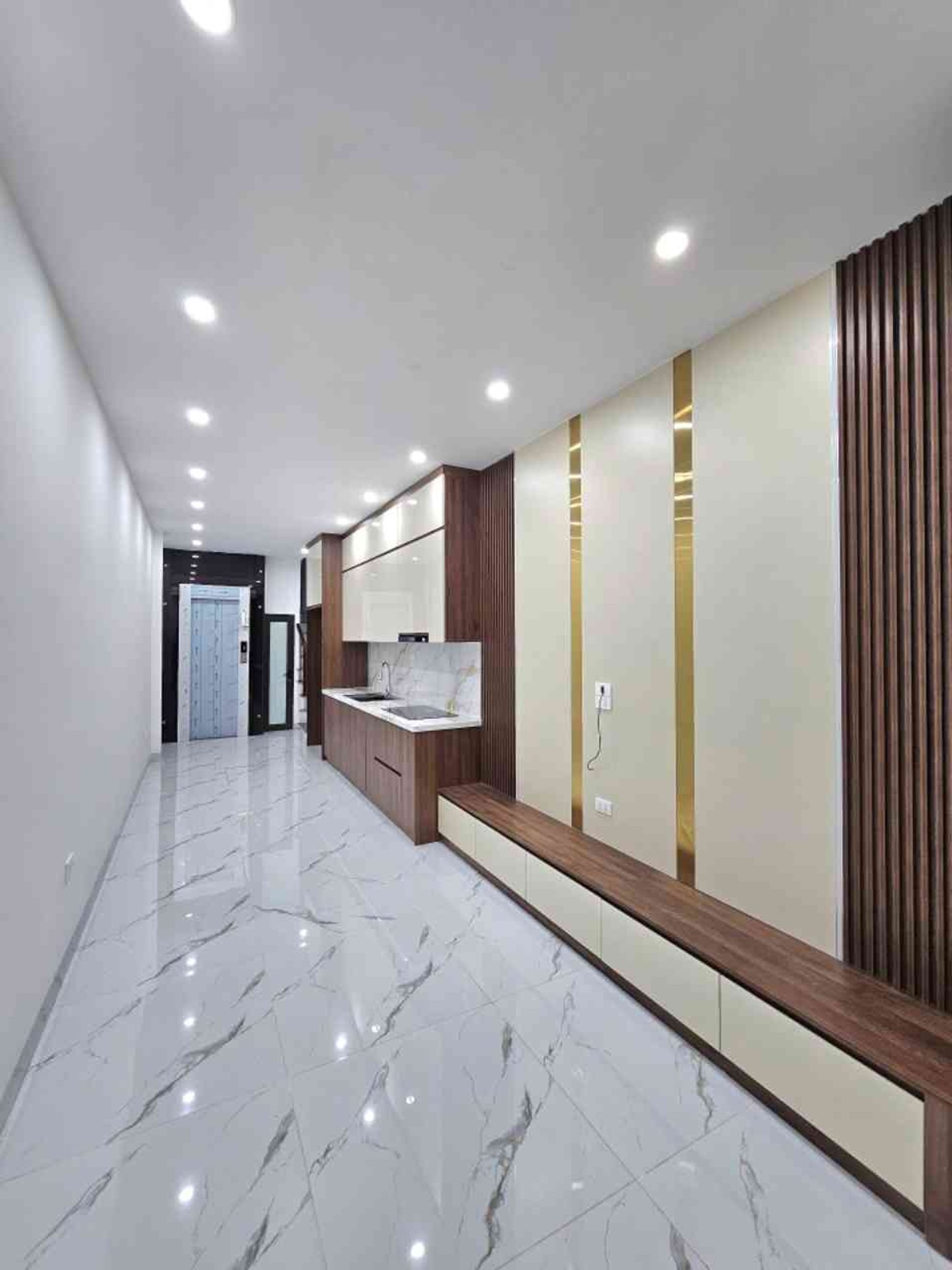 Nhà 5 tầng thang máy hiện đại ngay Giang Biên, Việt Hưng, Hà Nội , Vị trí đẹp hiếm có, muốn là được