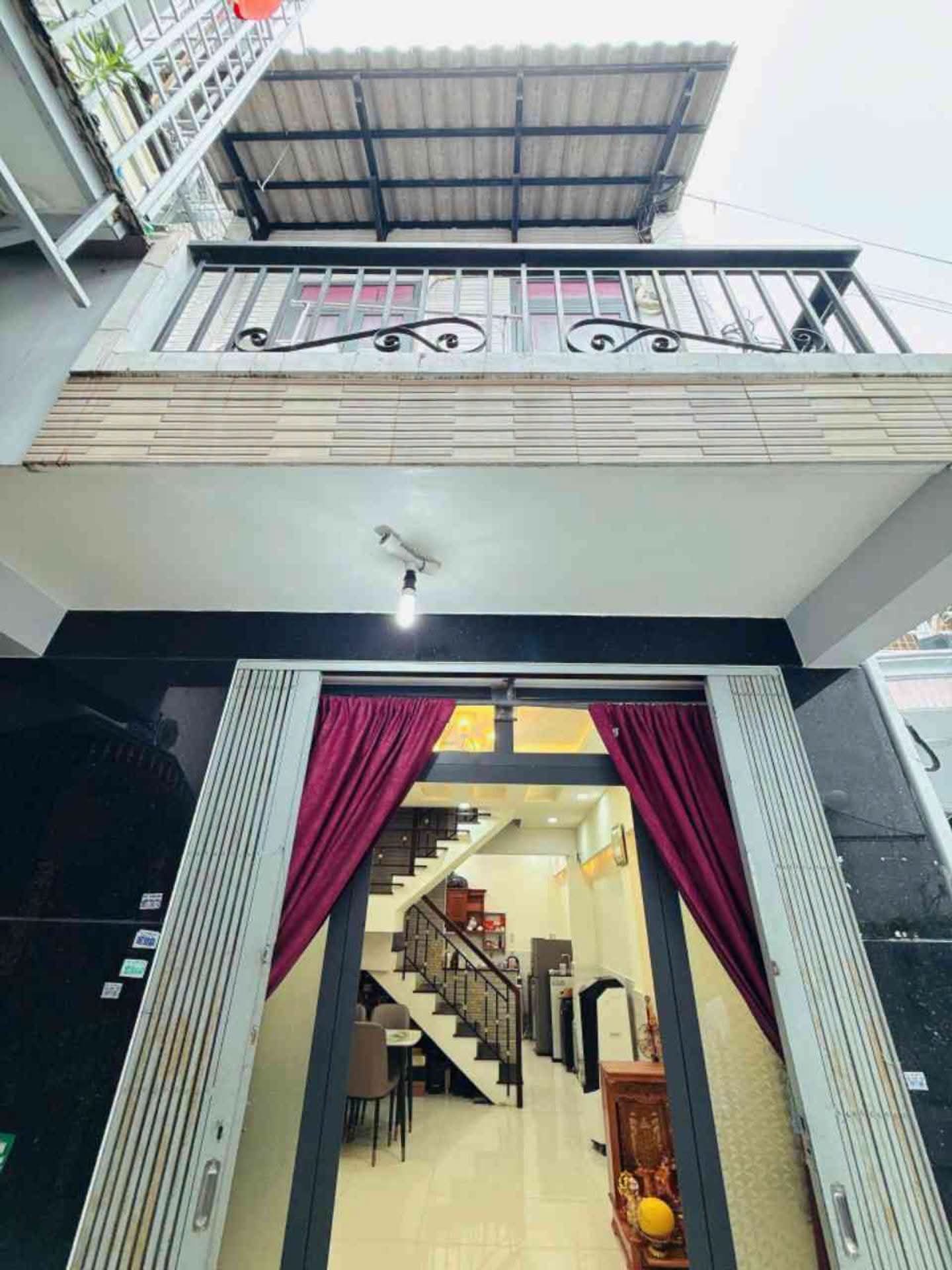 Bán nhà Dương Bá Trạc P.2 Q.8. Diện tích 32,4m2. Kết cấu 2 tầng 2PN 2WC. Hoàn công đủ.