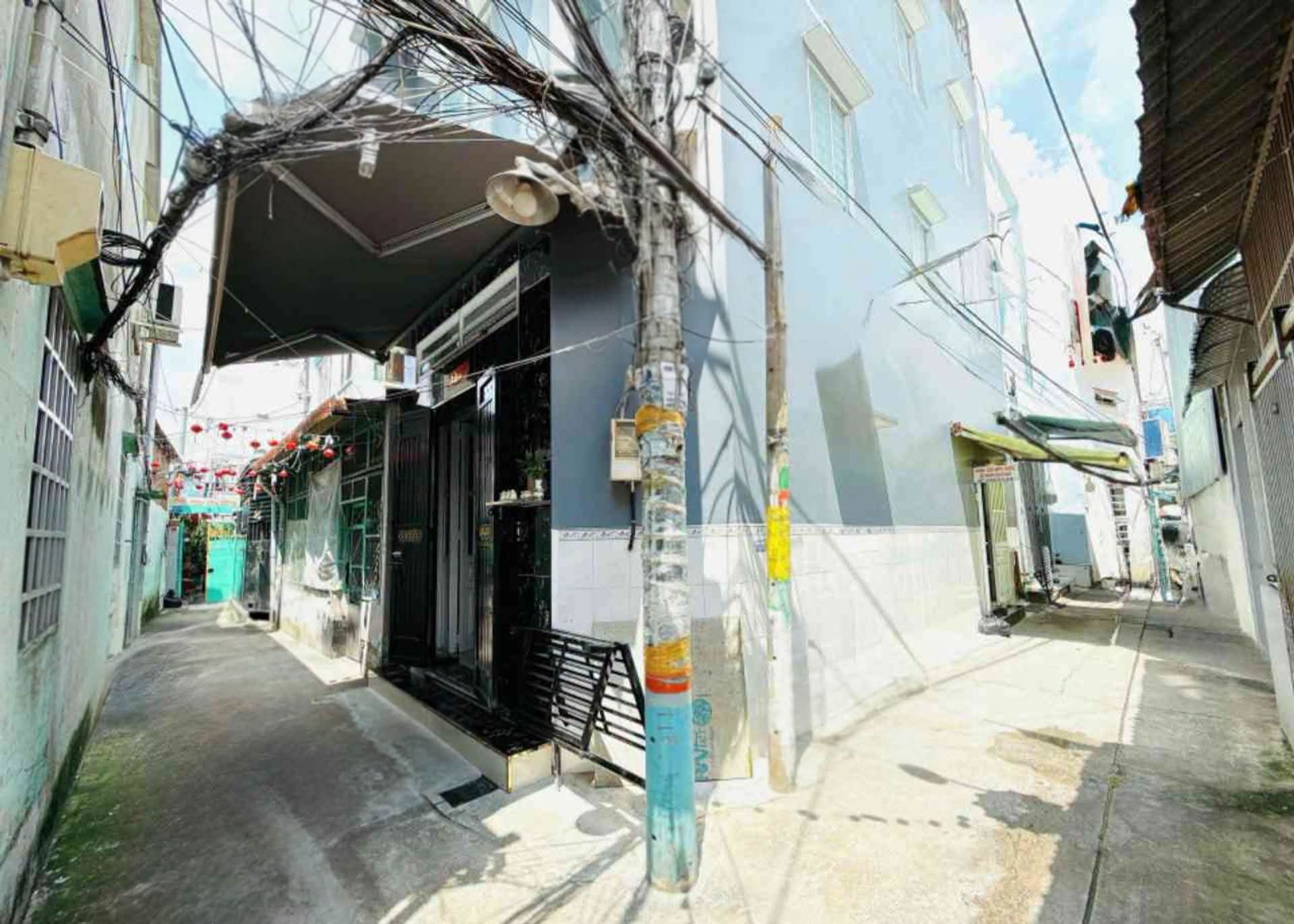 Bán nhà Bùi Minh Trực P.6 Q.8. Diện tích 46m2. Kết cấu 4 tầng 5PN 3WC. Hoàn công đủ.