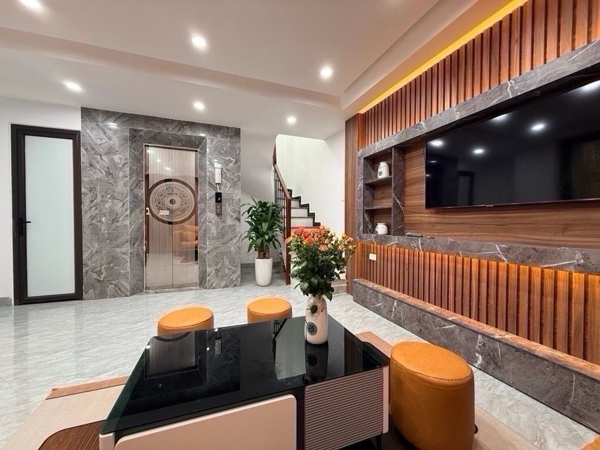 Bán nhà riêng 6 tầng có thang máy tại Định Công Thượng, mặt tiền rộng, giá tốt
