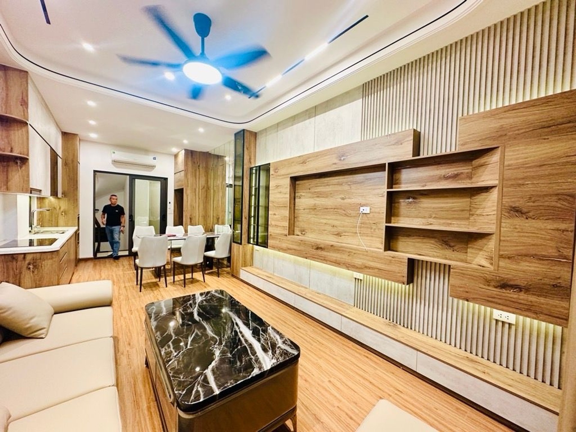 Bán nhà riêng 7 tầng thang máy tại Ngọc Thụy, hướng Tây Nam,