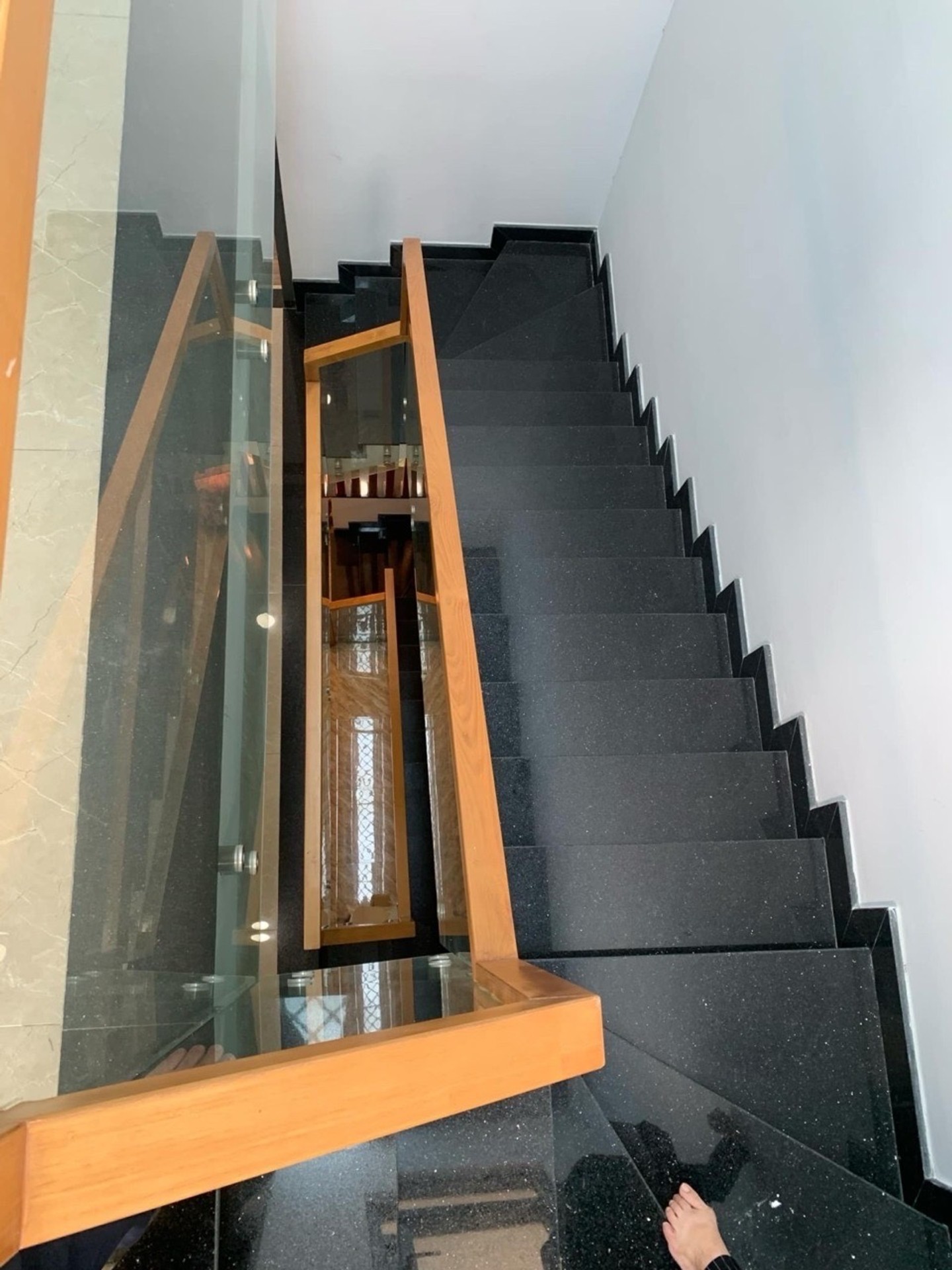 Nhà 3 tầng hiện đại, hẻm xe hơi, gần BV Hoàn Mỹ Thủ Đức