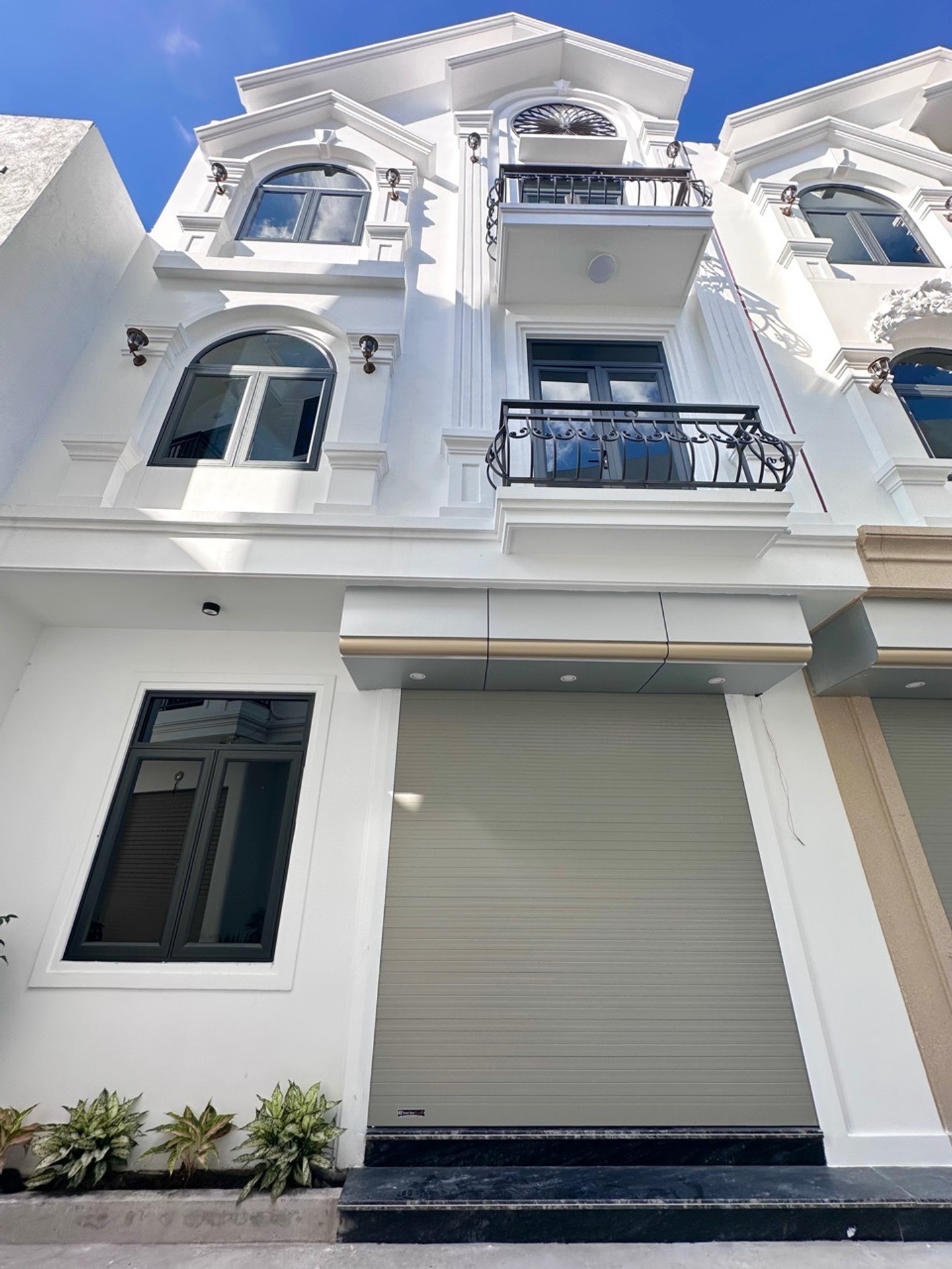 Nhà ô tô đỗ cửa ngay ngã 4 Núi Đèo, hiếm có mặt tiền rộng đẹp