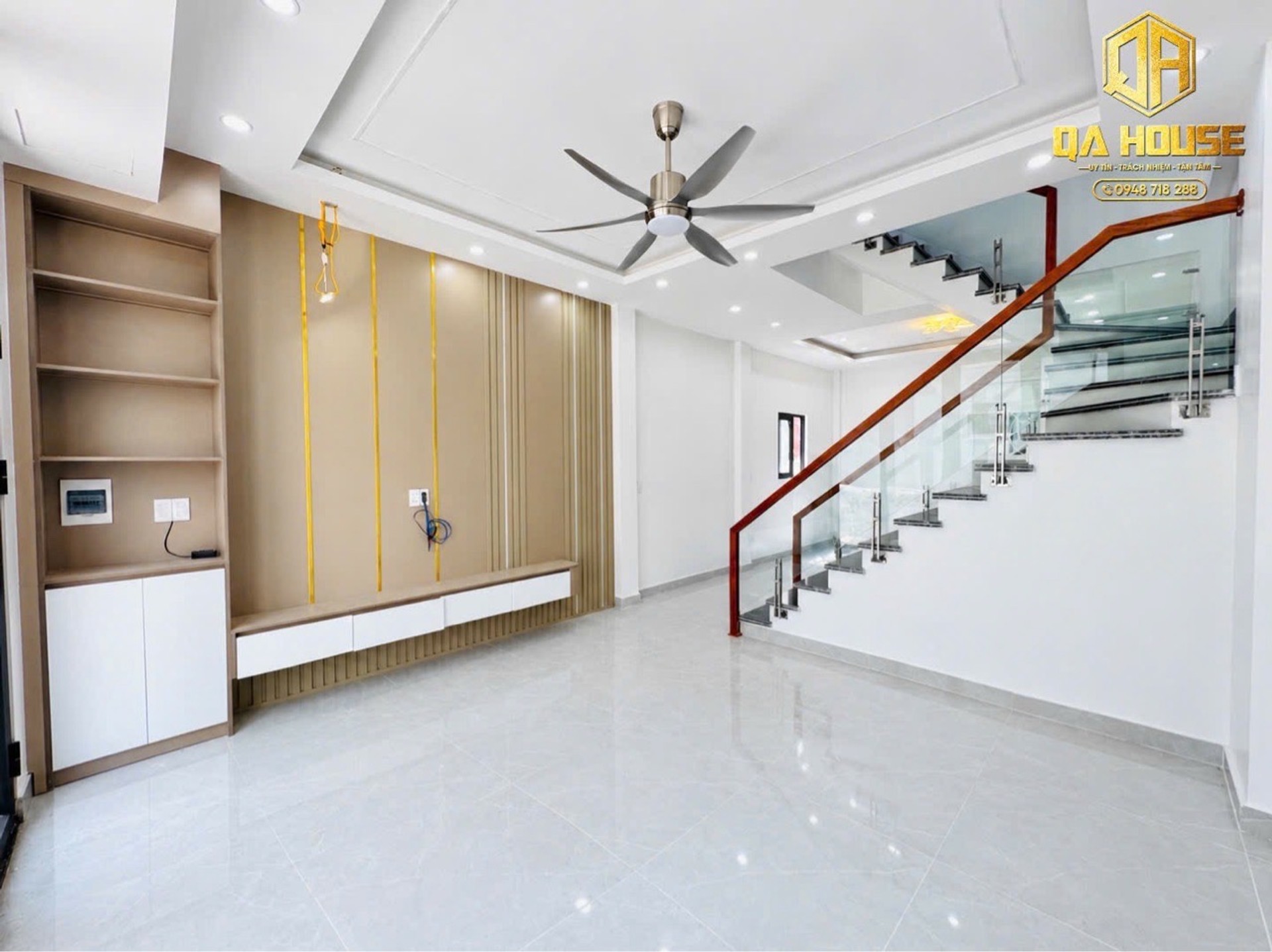 Nhà 4 tầng ngõ ô tô tránh - Sống năng động ngay trung tâm