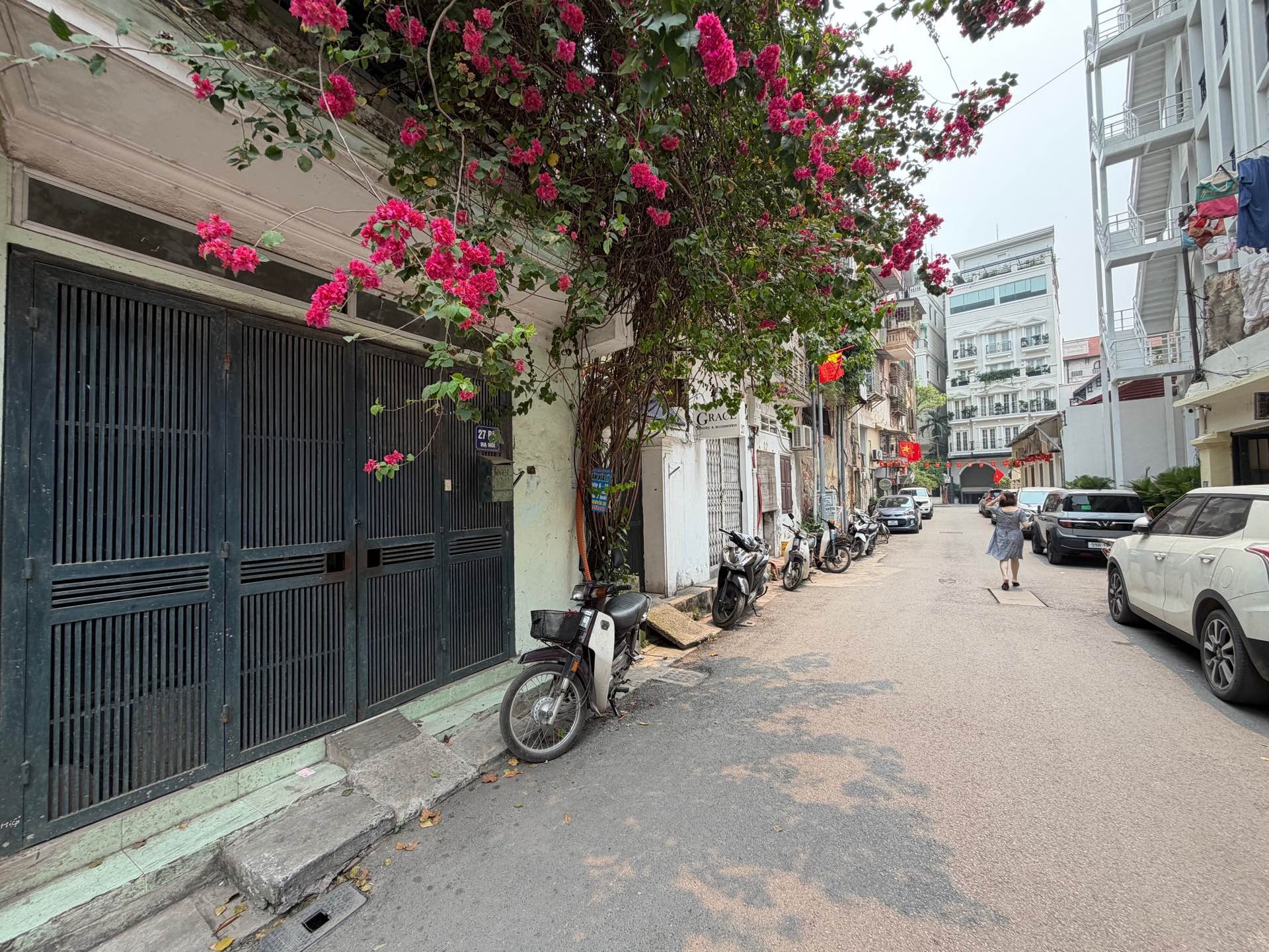B. ĐẤT LÕI HOÀN KIẾM,HN-MẶT NGÕ THÔNG- 2 ÔTÔ TRÁNH-KINH DOANH-CHO THUÊ ĐỈNH, 488m2, MT 14,2m; 390tỷ